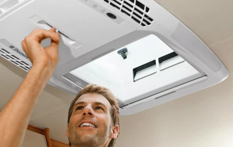 Dometic Freshlight 2200 ilmastointilaite kattoikkunalla